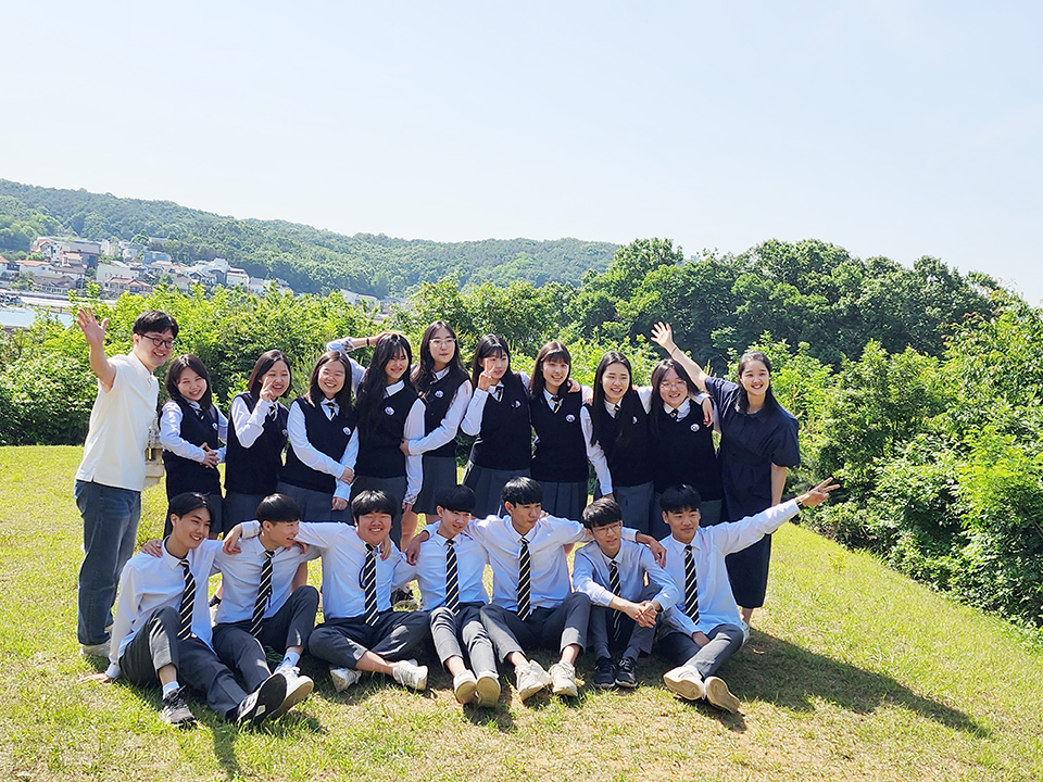 야외에서 졸업앨범 촬영을 하는 2023학년도 고교 12학년 학생들 [사진 = 광성드림학교]