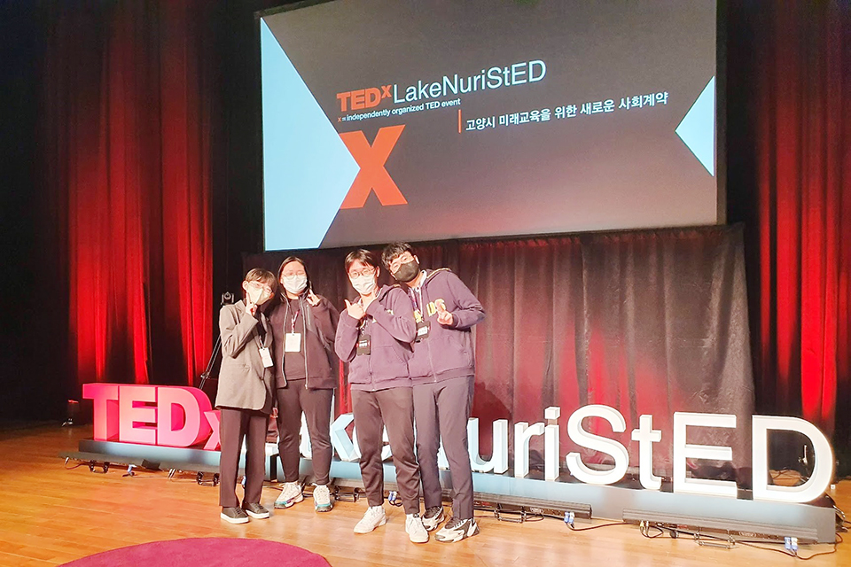 권예주 졸업생(맨 왼쪽)과 신동현 졸업생(왼쪽에서 세 번째)은 협력으로 이뤄낸 활동 중 가장 기억에 남는 활동으로 TED 경연대회를 꼽았다. [사진 = 광성드림학교]