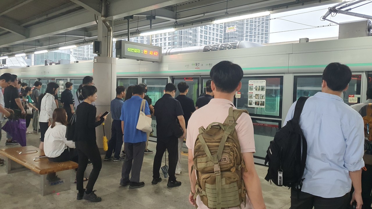 시민들이 일산역에서 7시 16분에 출발하는 서해선 열차에 탑승하고 있다. 
