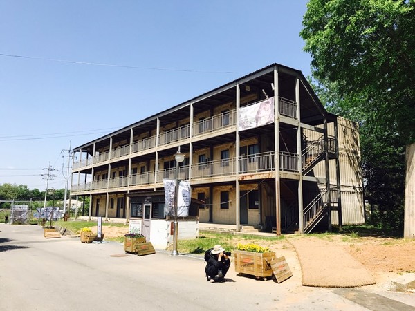 미군이 주둔했던 유휴공간을 개조해 전시공간으로 사용 중인 캠프그리브스. [사진제공=경기도청]