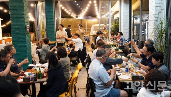 강연 후 맥주파티로 친목을 다진 회원들. 