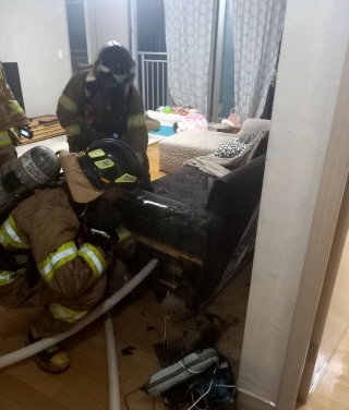 새벽 시간 화재가 발생한 신원동 아파트 현장 [사진제공=고양소방서]