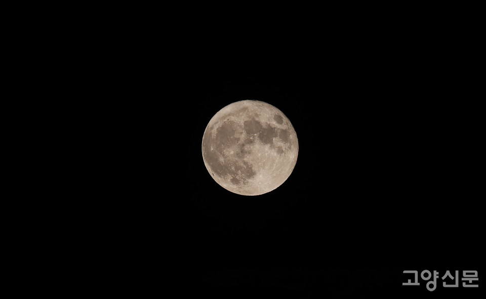 8월31일 밤 올해 가장 큰 둥근달을 일산 탄현지역에서 촬영했다.