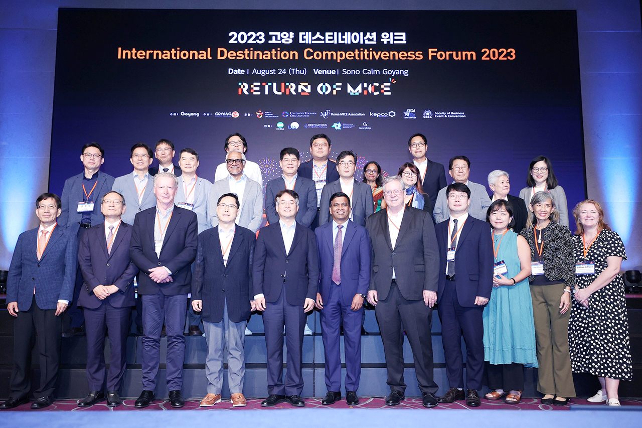 지난달 24일 열린 ‘2023 고양 데스티네이션 위크’의 메인 행사인 국제 데스티네이션 경쟁력 포럼 참가자들이 기념촬영을 했다. [사진 = 고양시]