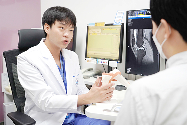 이지환 명지병원 정형외과 교수는 “십자인대 파열을 방치하면 주변 조직의 추가 손상으로 이어질 수 있다”며 “적절한 응급 처치 후 면밀한 신체·영상검사를 통해 치료 방침을 결정해야 한다”고 강조했다. [사진 = 명지병원]