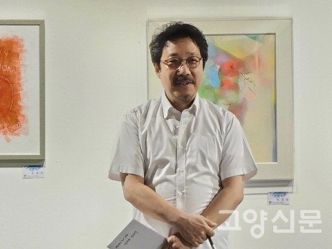 인사말을 하고 있는 김재덕 갤러리아트팜 초대 관장. 