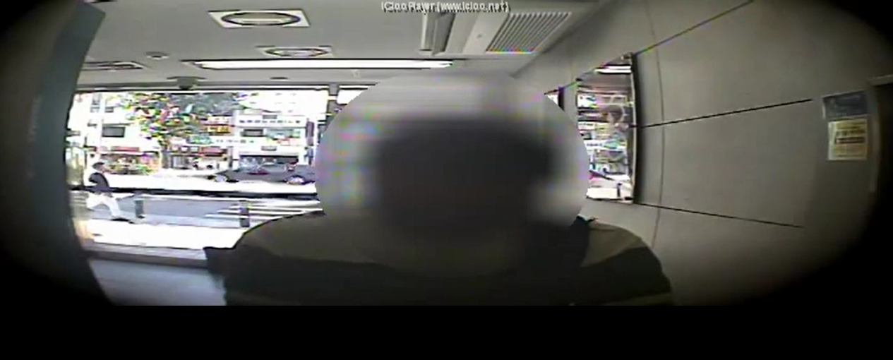 보이스피싱 인출책이 ATM에서 현금을 인출하고 있다. [자료제공=고양경찰서]