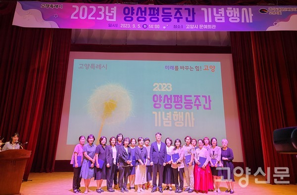 시상식에서 표창을 받은 수상자들. 