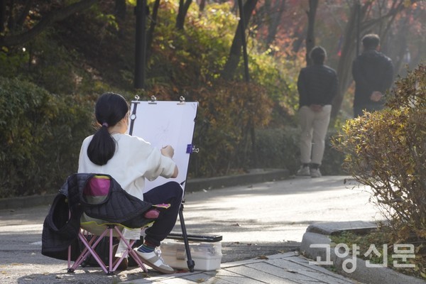 지난해 '행주산성 스케치대회' 참가자가 스케치를 하고 있다.