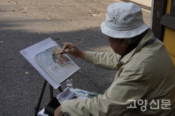 지난해 '행주산성 스케치대회' 참가자가 스케치를 하고 있다.