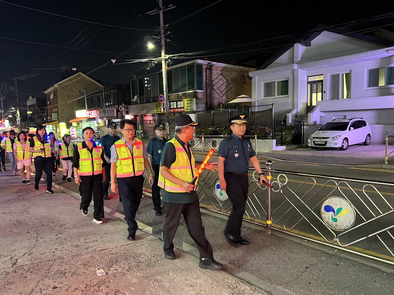 고양경찰서와 자율방범대가 내유동 일대를 합동순찰하고 있다. [사진제공=고양경찰서]