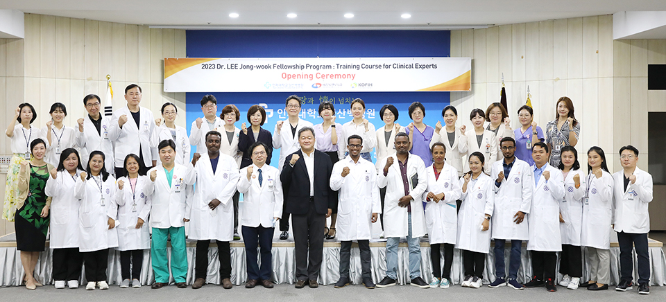 일산백병원이 6일 병원 대강당에서 ‘2023 이종욱펠로우십 프로그램 임상과정’ 연수교육 입교식을 시작으로 가나와 에티오피아, 캄보디아, 라오스 연수생들에게 한국의 선진 의료를 전수한다. [사진 = 일산백병원]