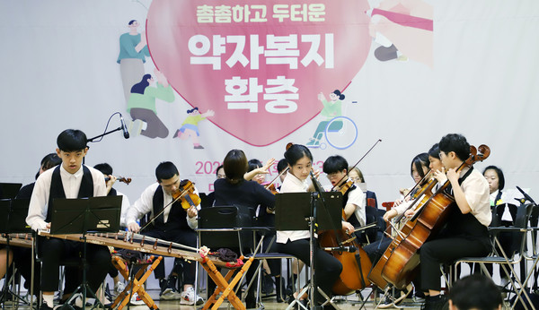 홀트학교 공연단이 기념식 개막공연을 하고 있다.