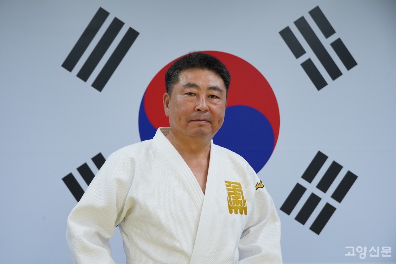 경찰로 복무하다가 유도 지도자의 꿈을 되찾고자 1989년부터 유도 체육관을 운영하는 이성수 고양시유도회장. 이 회장은 대한민국 유도 관장 최연소 공인 8단에 올랐다.