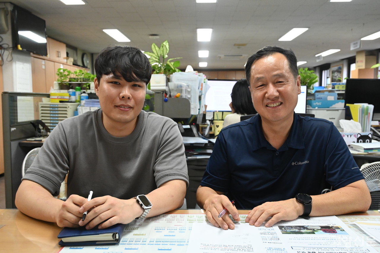 자유로 청소안전매뉴얼을 만든 고양시 자원순환과 신각식 팀장(오른쪽)과 정의영 주무관.