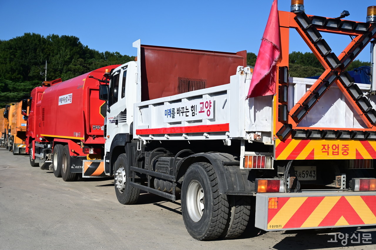 오는 7월부터 자유로 청소현장에 배치된 8톤 규모의 작업보호차량