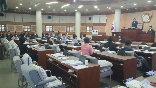 7일 민주당 의원들이 본회의장을 빠져나간 후 어수선한 상태의 고양시의회.