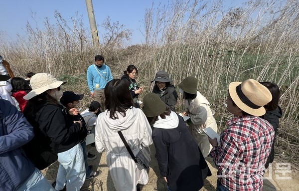 공릉천 자연학교 참가자들이 버들피리만들기 체험을 하고 있다. [사진제공=공릉천친구들]