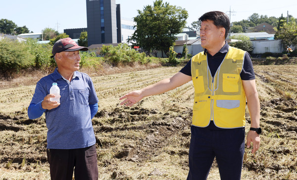 황길선 조합원(왼쪽)과 심은보 송포농협 조합장(오른쪽)이 올 농사와 관련한 이야기를 나누고 있다. 