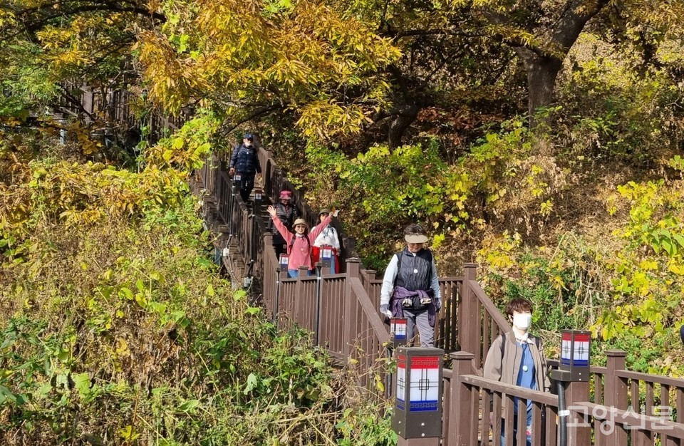행주산성 아랫자락을 끼고 도는 한강변 산책로. [사진제공=에코코리아]