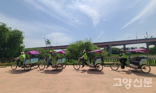 대덕생태공원을 둘러보는 고양자전거 체험. [사진제공=고양시청]