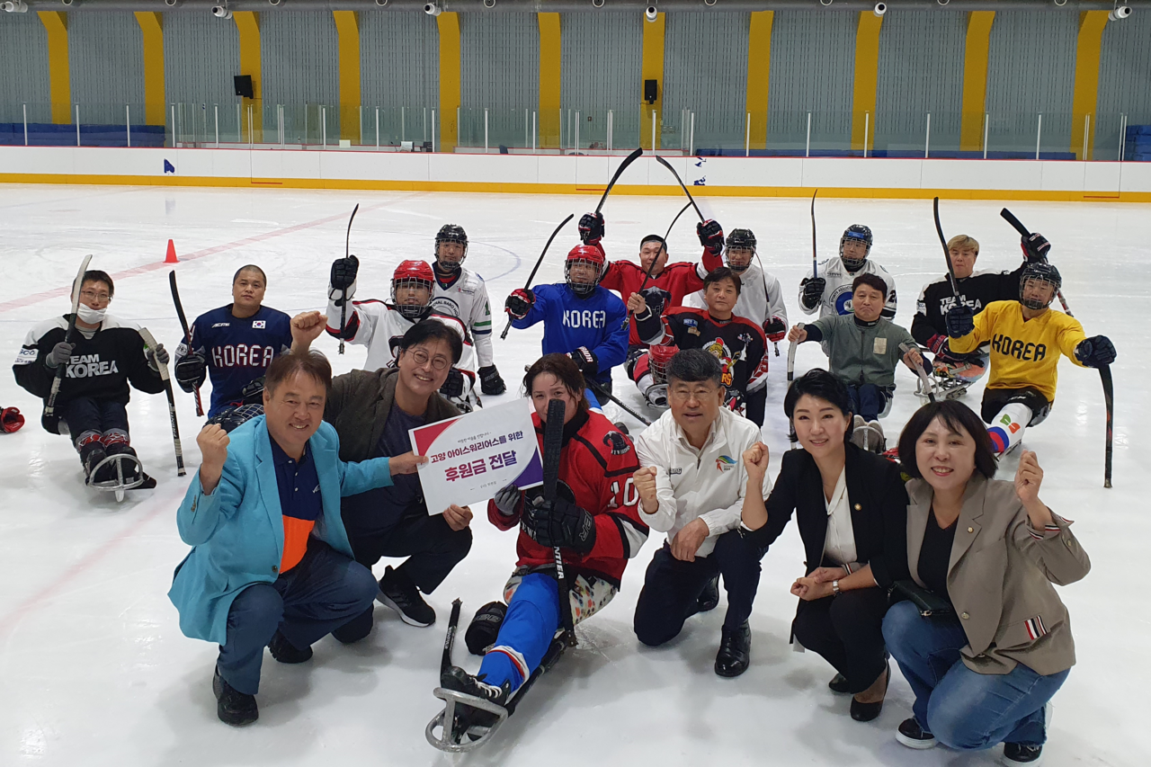 (앞줄 왼쪽부터) 김원길 회장, 김종혁 당협위원장과 (앞줄 오른쪽부터) 고덕희ㆍ손동숙 시의원, 이광식 대표가 10일 고양아이스워리어스에 후원금을 전달하고 선수단과 기념촬영을 했다.
