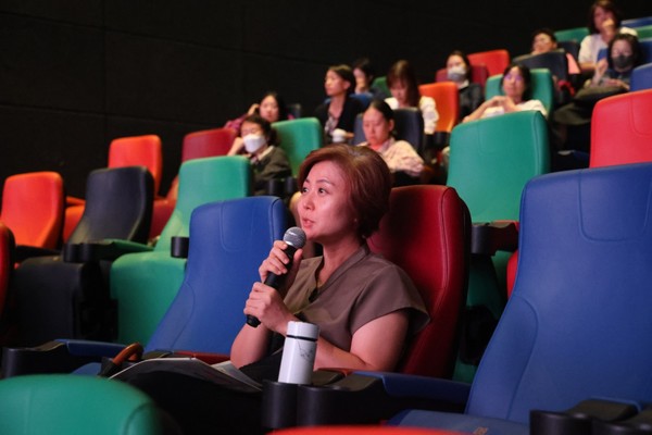 제11회 고양여성영화제 개막작 '콜제인' 상영 후 한 관객이 '여성연대'의 중요성을 말하고 있다.