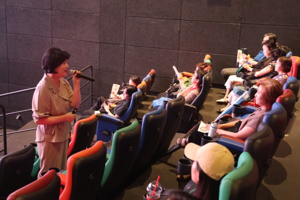 제11회 고양여성영화제 개막작 '콜제인' 상영 후 조진화 중부대 교수가 해설 중 관객과 이야기를 나누고 있다.