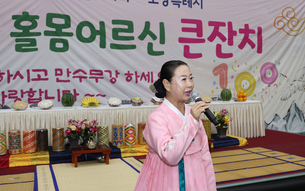 신월숙 명창이 어르신들을 위한 공연을 하고 있다. 