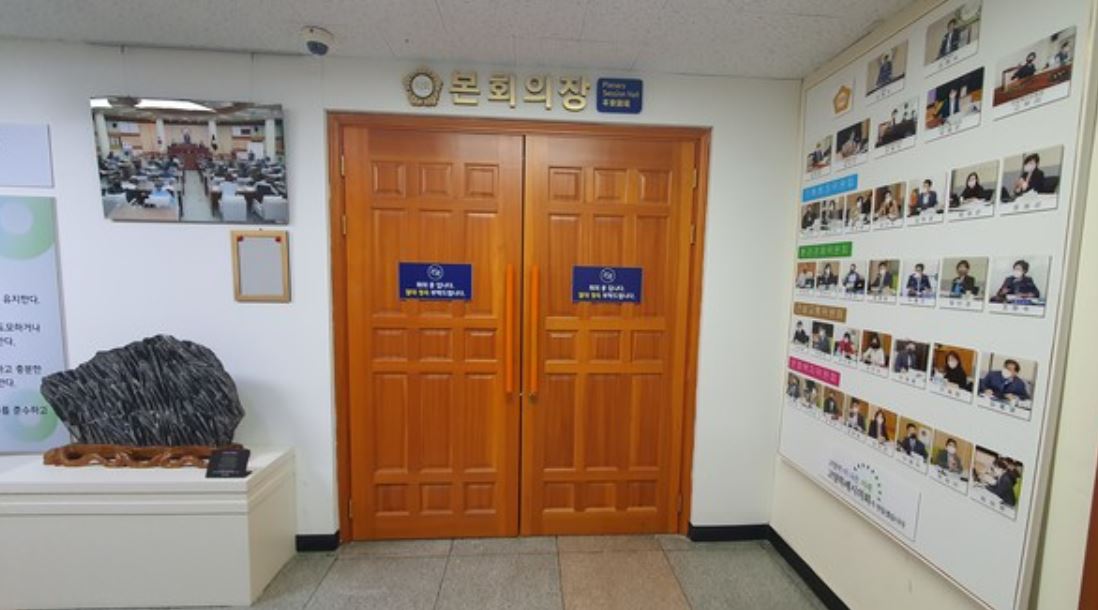 지난 7일 임시회 첫날 파행 이후 15일 현재까지 문이 열리지 않고 있는 고양시의회 본회의장.