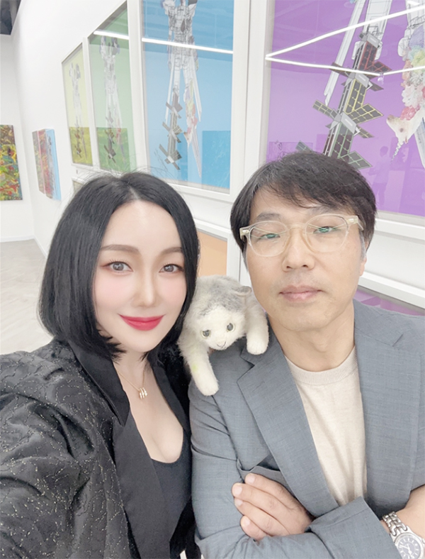 (사진 왼쪽부터) 팝아티스트 낸시랭과 오현웅 교수. [사진 = 아트버디]