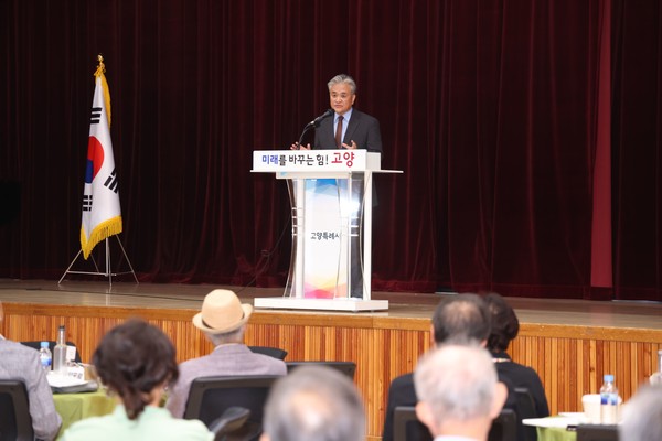  18일 일산동구청에서 ‘독일에서 바라본 한반도’라는 주제로 강연 중인 정범구 전 주독대사. [사진=한진수 기자]