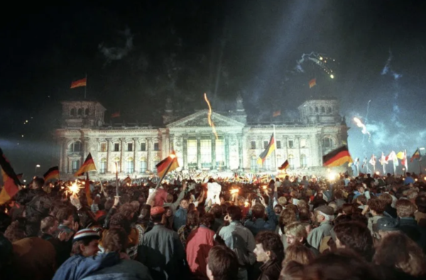 1990년, 베를린 구 제국의사당(Reichstag) 앞에서 통일을 축하하는 독일 시민들.