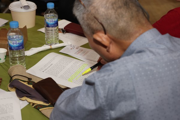 정범구 전 주독대사의 강연 내용을 정리 중인 포럼 참석자. [사진=한진수 기자]