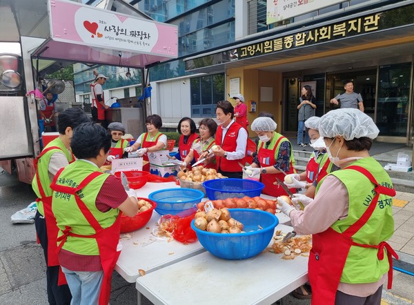 봉사 중인 새미준 사랑봉사회 회원들.