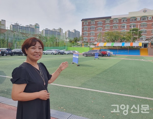 어릴적 송포초 바로 옆에 살았던 유매화씨에게 송포초 운동장은 전용놀이터였다.