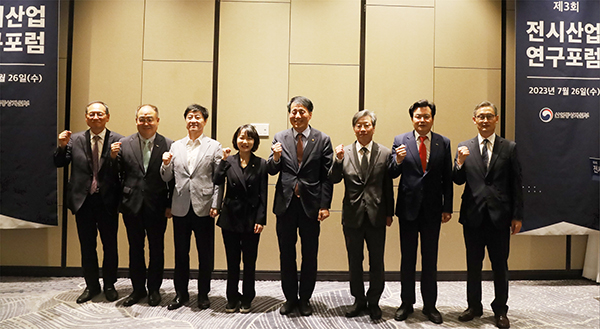 (사진 왼쪽 세 번째부터) 이재율 킨텍스 대표, 홍정민 국회의원, 장영진 산업부 1차관이 지난 7월 26일 열린 제3회 전시산업연구포럼에서 기념촬영을 했다. 전시산업연구포럼은 홍정민 의원이 산업부에 제안해 올해 3월 만들어진 협의체로, 여야 국회의원, 산업부, 코트라, 킨텍스 등 전시산업 관련 종사자가 참여해 전시산업 발전 방안을 논의하고 있다.