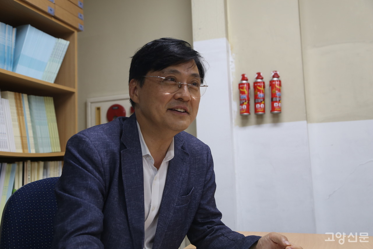 나도은 고양시 지속가능발전협의회 상임회장은 " 협의회 기능을 원상회복하고 역할을 재정립 하는 것이 가장 시급한 과제"라고 말했다.