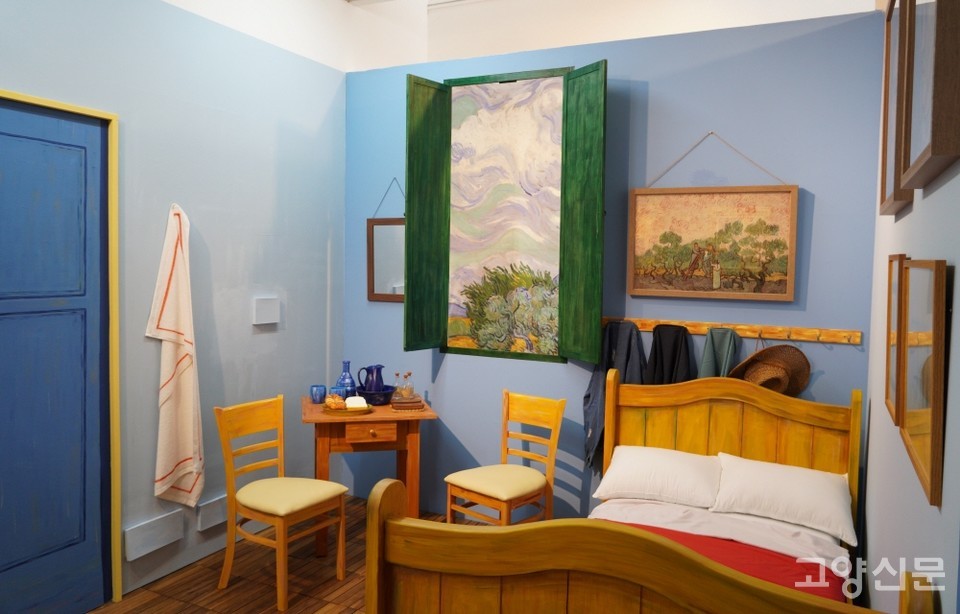 전시장에 재현된 '아를의 침실'. 관람객이 직접 공간 안으로 들어갈 수 있다. 