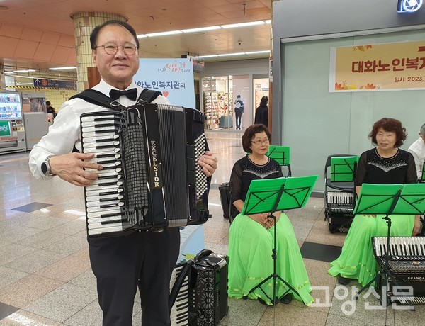 정희준 대화노인종합복지관 아코디언봉사단 단장 겸 강사.