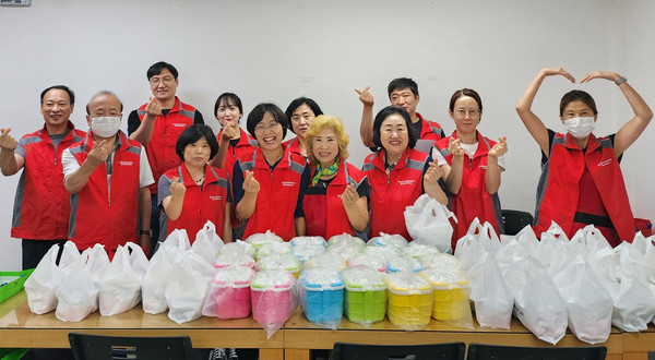 행신2동 지역사회보장협의체가 사랑의 도시락 나눔 사업을 펼치고 있다.