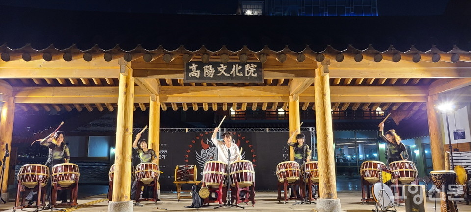 복을 기원하며 대북 연주를 펼친 사맛디 그룹.