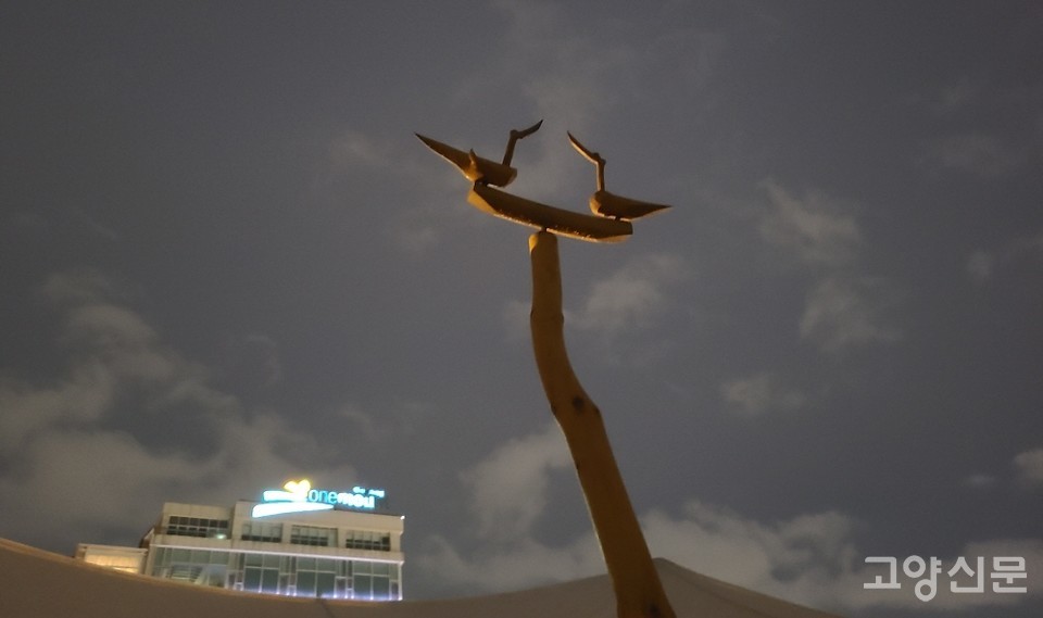 한가운데 솟아 오른 솟대.