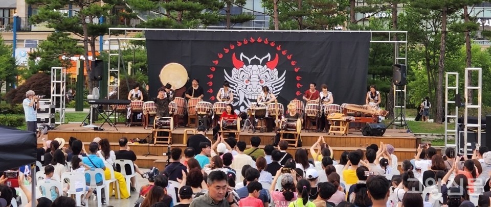 지난해 고양문화원 야외무대에서 펼쳐졌던 ᄉᆞᄆᆞᆺ디의 2022 도깨비 굿판 공연 모습.