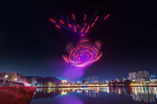 축제기간동안 매일 밤 호수공원 하늘을 수놓게 될 불꽃드론쇼. 