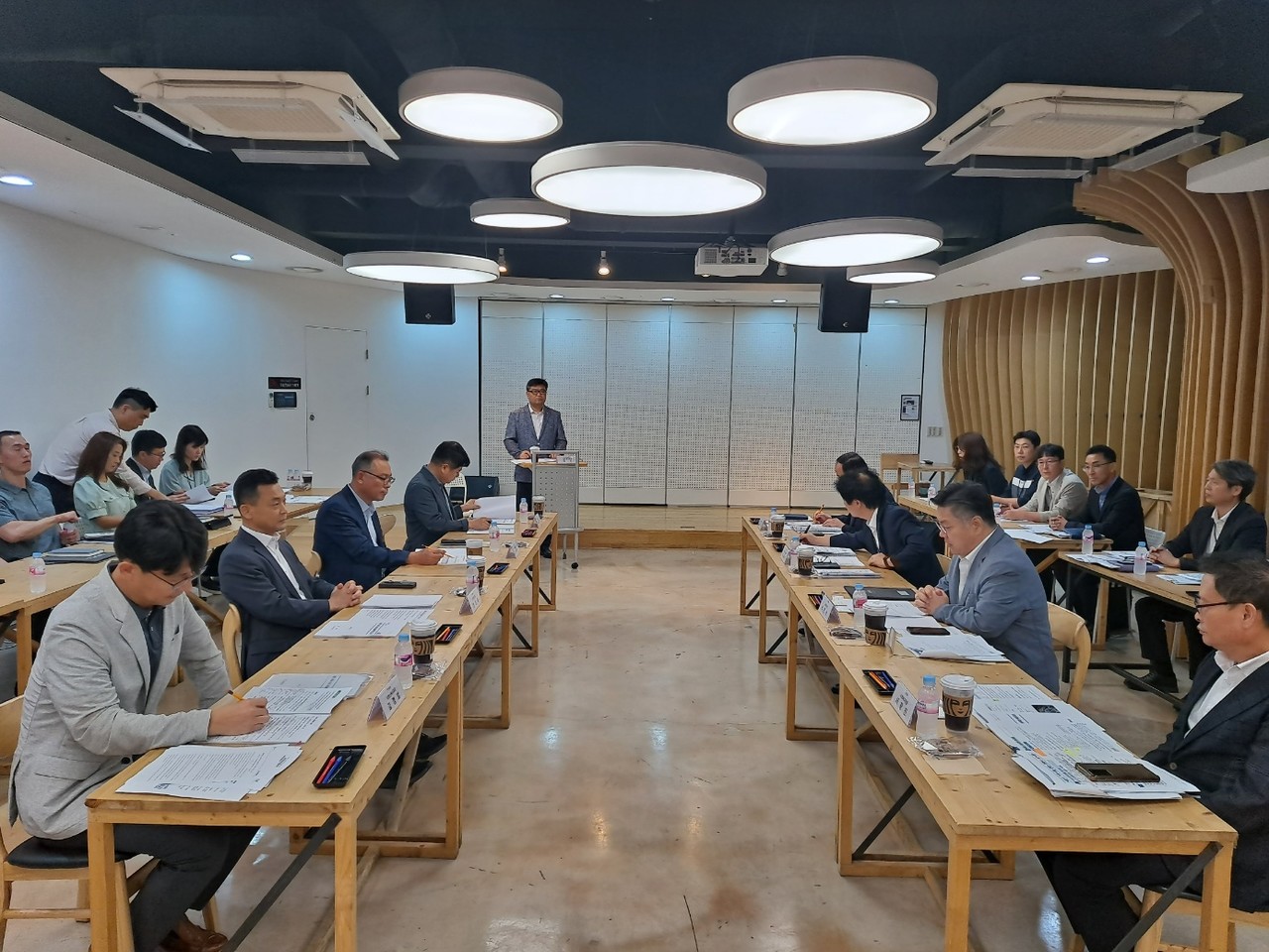 기피시설 피해 문제를 놓고 해결방안을 모색하기 위한 공동실무회의가 19일 열렸다. 사진에서 오른쪽 테이블에 박원석 고양시 제1부시장을 중심으로 고양시 공무원들이 앉아있고, 왼쪽 테이블에는 서울시 측이 앉아 있다. 사진제공 = 고양시. 