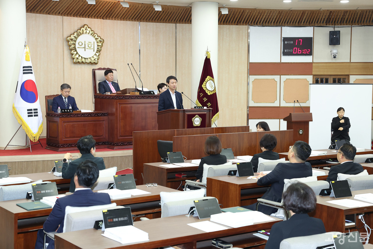 최규진 시의회 더불어민주당 대표가 본회의에서 발언하고 있다. 