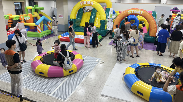 놀이기구를 타며 즐거워하는 아이들