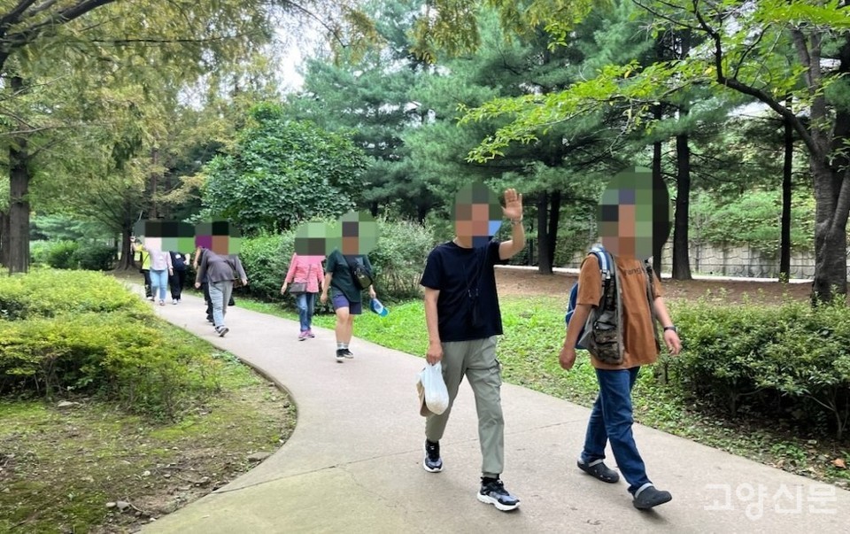 센터 인근 공원녹지를 산책하는 생활체육활동. [사진제공=일산그리다마음건강센터]