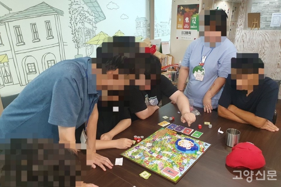 독서, 보드게임 등 다채로운 프로그램으로 진행되는 여가문화활동. [사진제공=일산그리다마음건강센터]